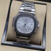 Patek Philippe — esfera blanca con relieve horizontal y brazalete de acero