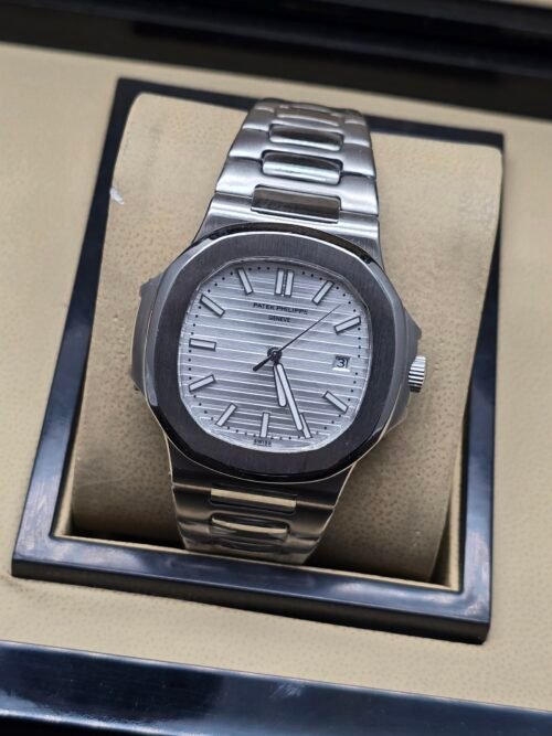 Patek Philippe — esfera blanca con relieve horizontal y brazalete de acero