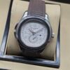 Patek Philippe — esfera blanca con reserva de marcha y correa de caucho marrón
