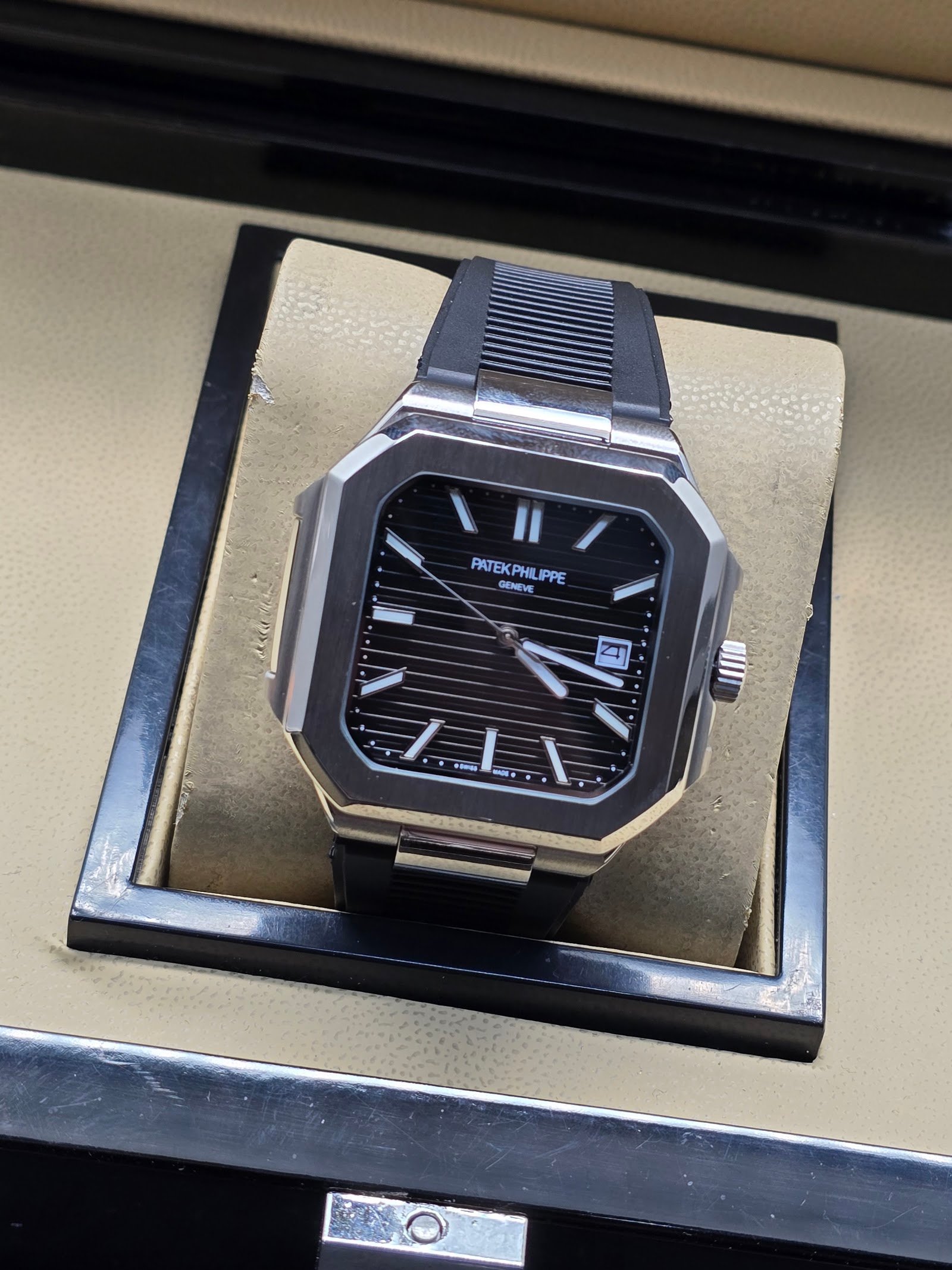 Patek Philippe — caja octagonal, esfera negra y correa de caucho negra