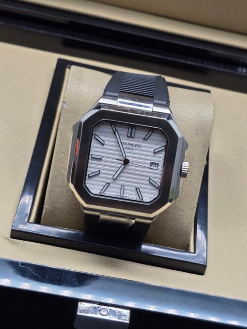 Patek Philippe — caja octagonal, esfera blanca y correa de caucho negra