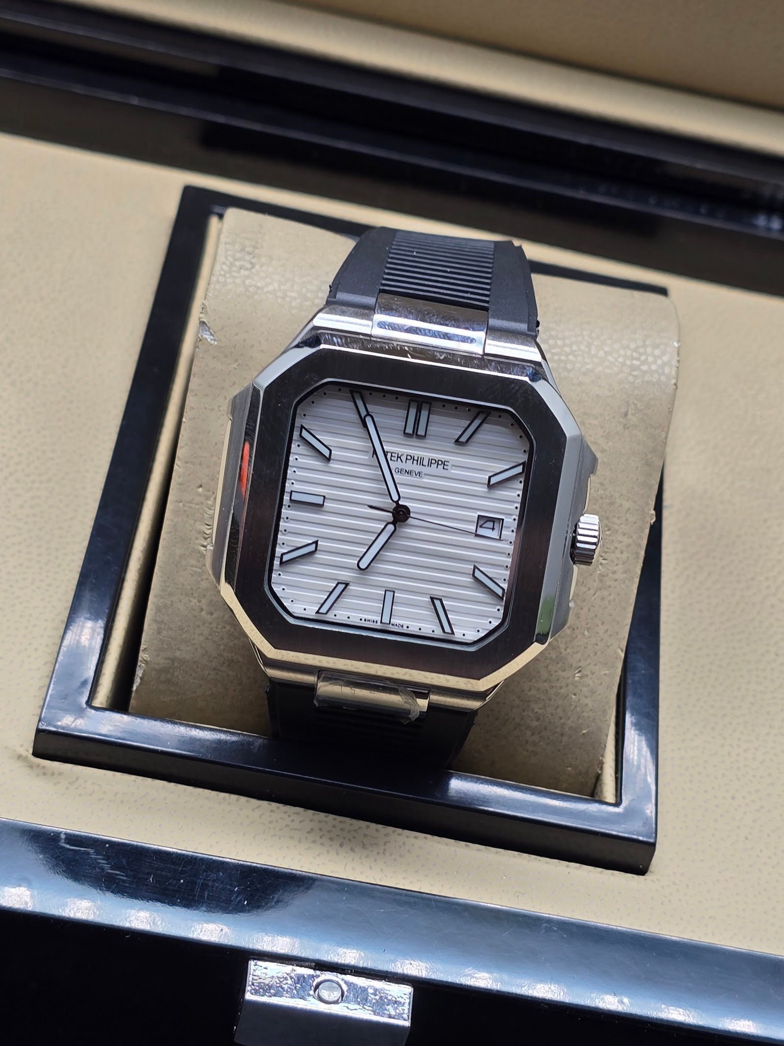 Patek Philippe — caja octagonal, esfera blanca y correa de caucho negra