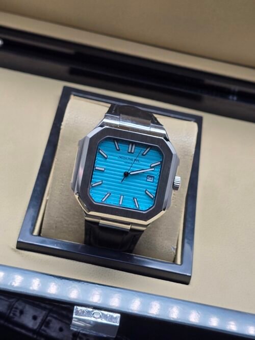 Patek Philippe — caja octagonal pequeña, esfera azul celeste y correa de caucho negra