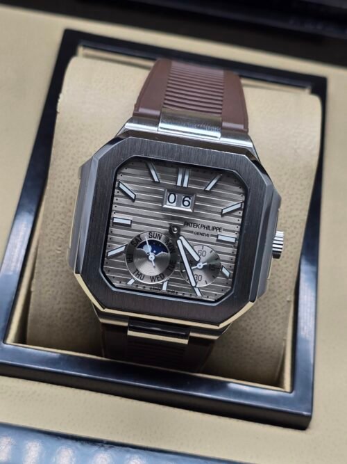Patek Philippe — caja octagonal, esfera gris con fases lunares y correa de caucho marrón