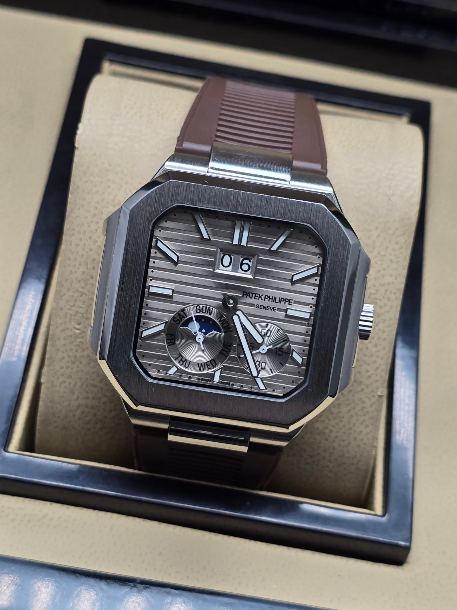 Patek Philippe — caja octagonal, esfera gris con fases lunares y correa de caucho marrón