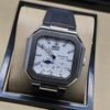 Patek Philippe — caja octagonal, esfera blanca con fases lunares y correa de caucho negra