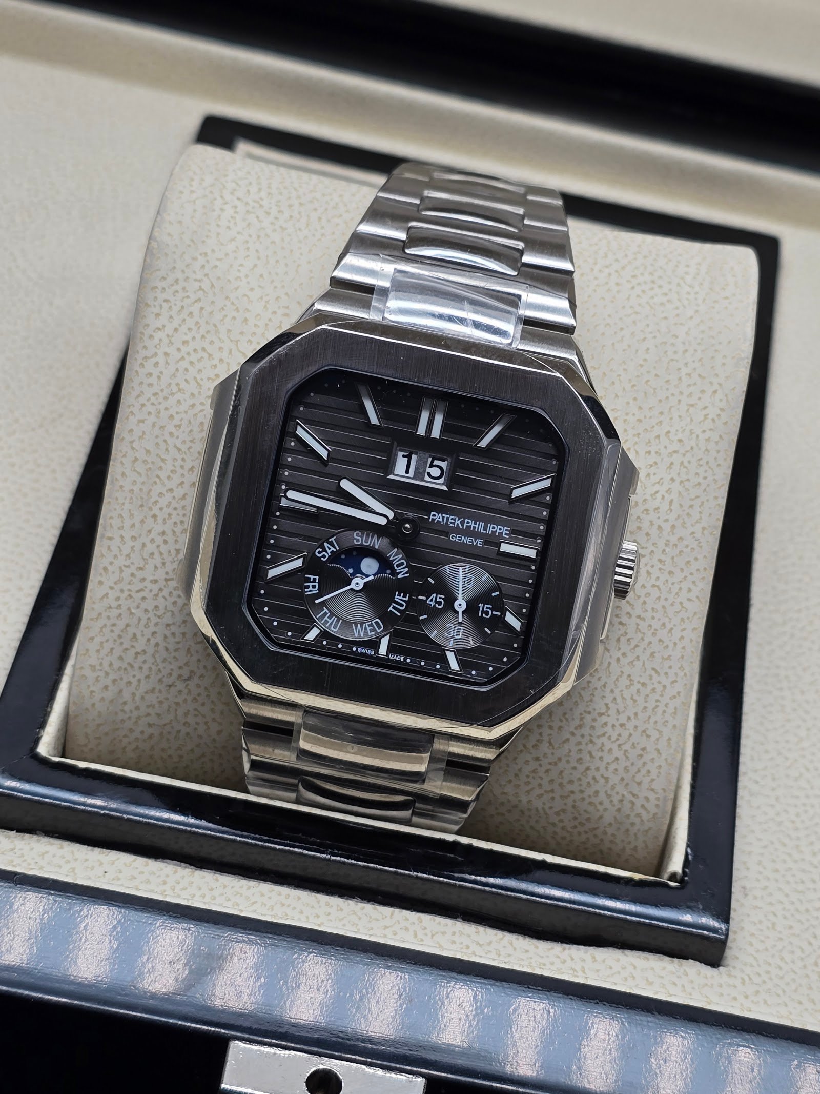 Patek Philippe — caja octagonal, esfera negra con fases lunares y brazalete de acero
