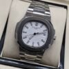 Patek Philippe — esfera blanca con relieve horizontal y brazalete de acero