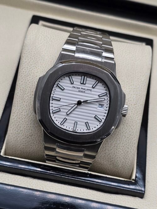 Patek Philippe — esfera blanca con relieve horizontal y brazalete de acero