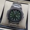 Patek Philippe — esfera verde con relieve horizontal y brazalete de acero