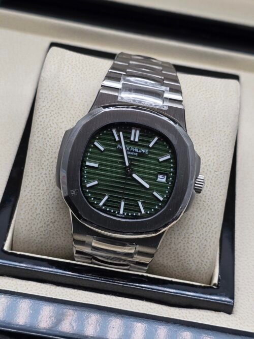 Patek Philippe — esfera verde con relieve horizontal y brazalete de acero