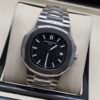 Patek Philippe — esfera negra con relieve horizontal y brazalete de acero