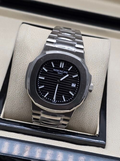 Patek Philippe — esfera negra con relieve horizontal y brazalete de acero