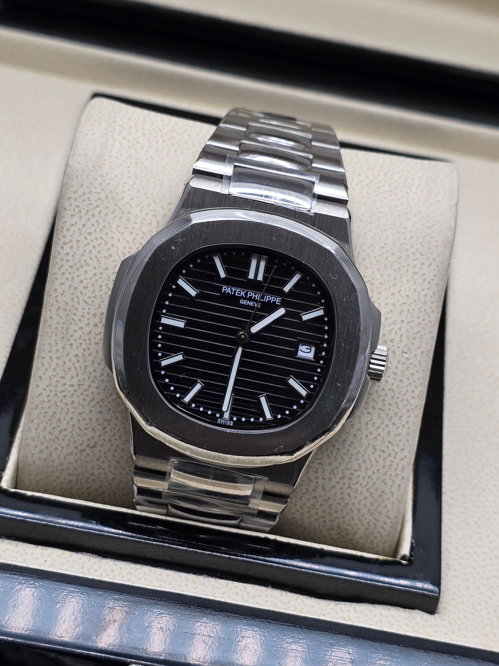 Patek Philippe — esfera negra con relieve horizontal y brazalete de acero