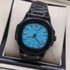 Patek Philippe — esfera azul celeste con relieve horizontal, caja negra y brazalete negro