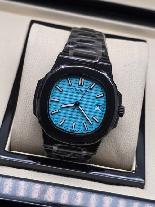 Patek Philippe — esfera azul celeste con relieve horizontal, caja negra y brazalete negro