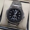 Patek Philippe — esfera negra con reserva de marcha y brazalete de acero