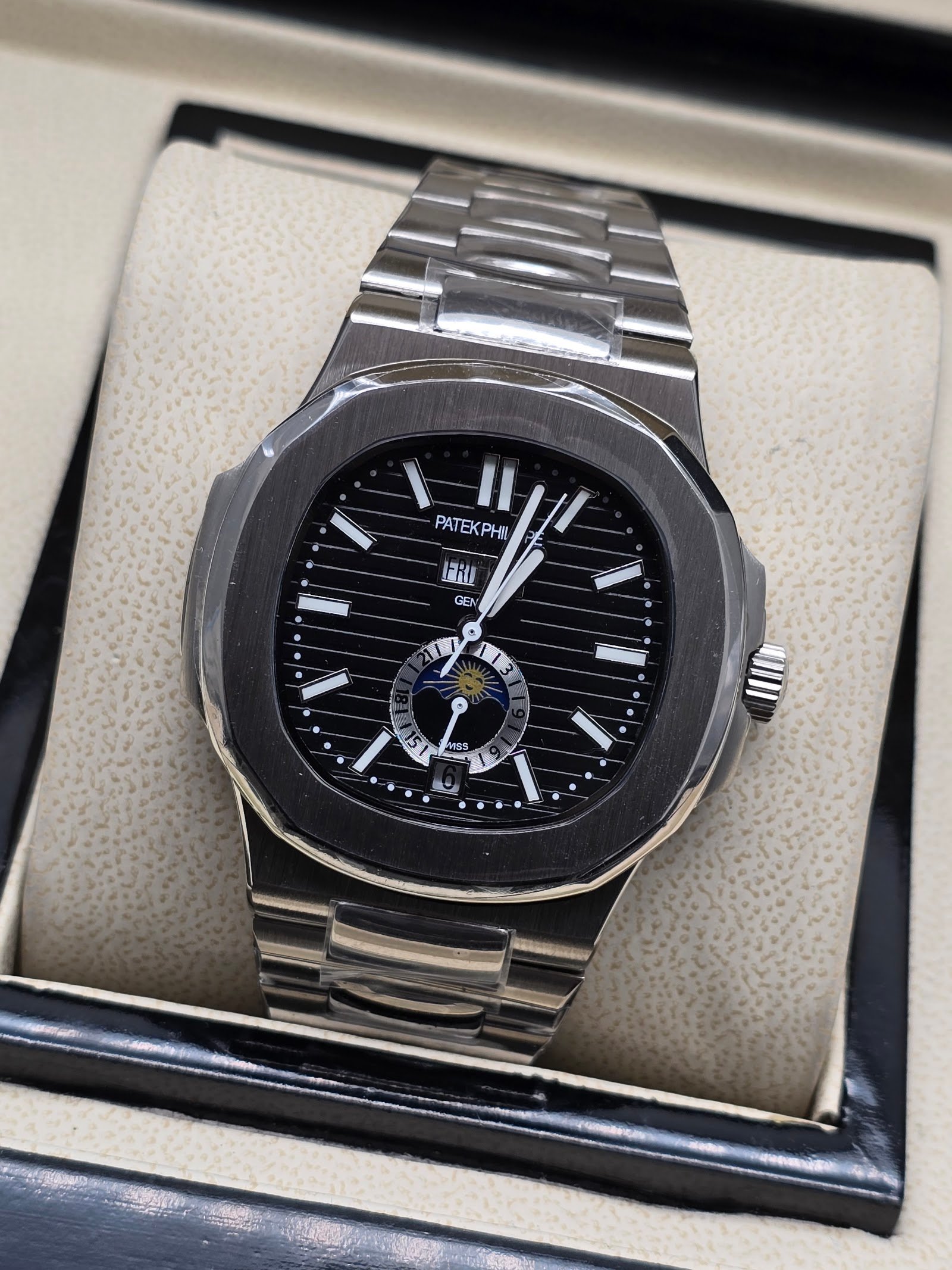 Patek Philippe — esfera negra con reserva de marcha y brazalete de acero