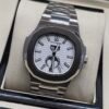 Patek Philippe — esfera blanca con fases lunares y brazalete de acero