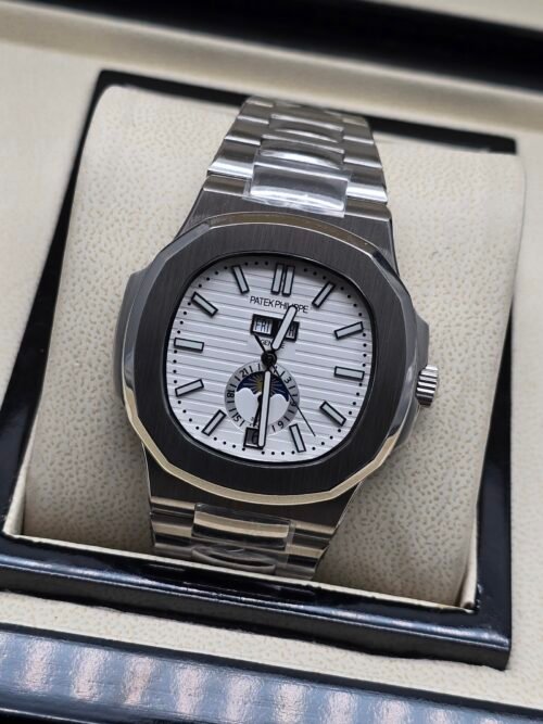 Patek Philippe — esfera blanca con fases lunares y brazalete de acero