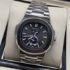 Patek Philippe — esfera negra con fases lunares y brazalete de acero