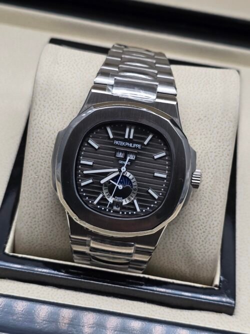 Patek Philippe — esfera negra con fases lunares y brazalete de acero