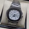 Patek Philippe — esfera blanca con calendario y fases lunares, brazalete de acero