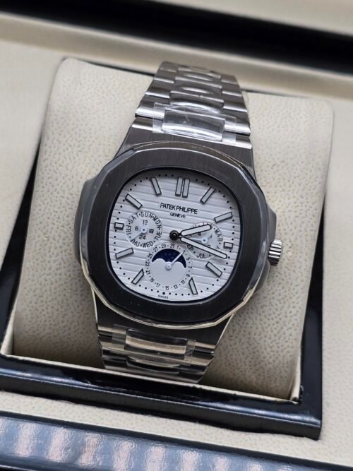 Patek Philippe — esfera blanca con calendario y fases lunares, brazalete de acero