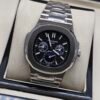 Patek Philippe — esfera negra con calendario y fases lunares, brazalete de acero