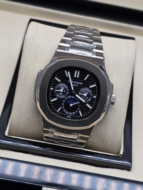 Patek Philippe — esfera negra con calendario y fases lunares, brazalete de acero