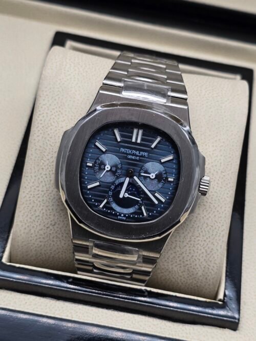 Patek Philippe — esfera azul con calendario y fases lunares, brazalete de acero