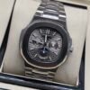 Patek Philippe — esfera gris con calendario y fases lunares, brazalete de acero