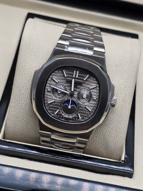 Patek Philippe — esfera gris con calendario y fases lunares, brazalete de acero