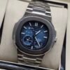 Patek Philippe — esfera azul degradada con calendario y fases lunares, brazalete de acero