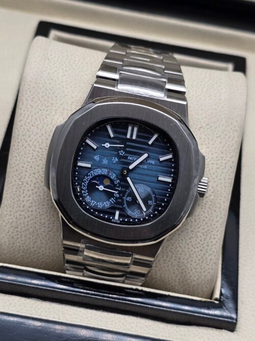 Patek Philippe — esfera azul degradada con calendario y fases lunares, brazalete de acero