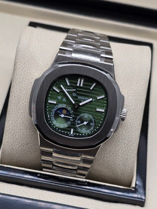 Patek Philippe — esfera verde con calendario y fases lunares, brazalete de acero