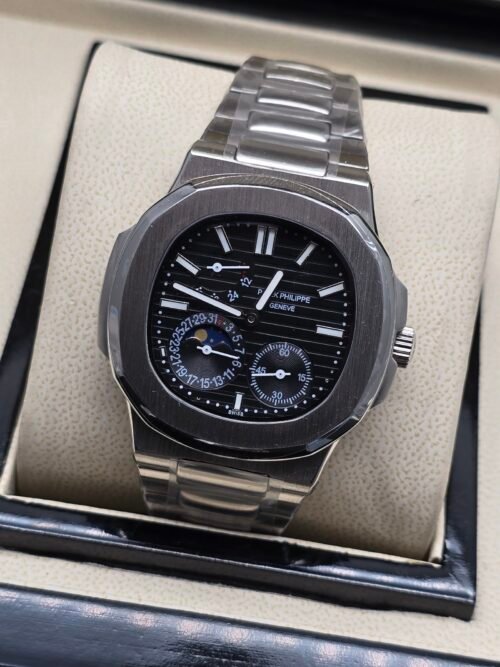 Patek Philippe — esfera negra con calendario y fases lunares, brazalete de acero