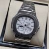 Patek Philippe — esfera blanca con calendario y fases lunares, brazalete de acero