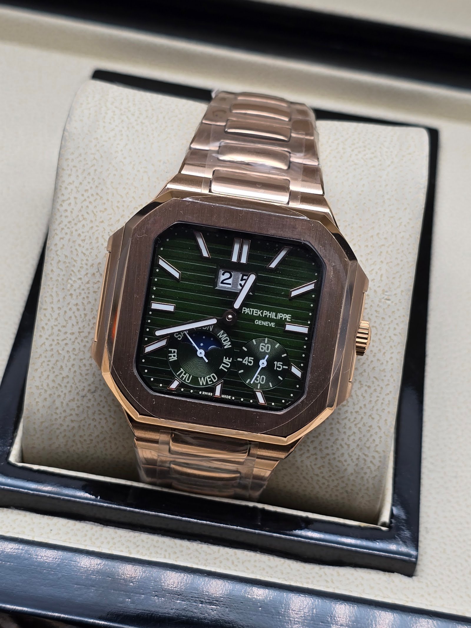 Patek Philippe — caja octagonal oro rosa, esfera verde con fases lunares y brazalete oro rosa