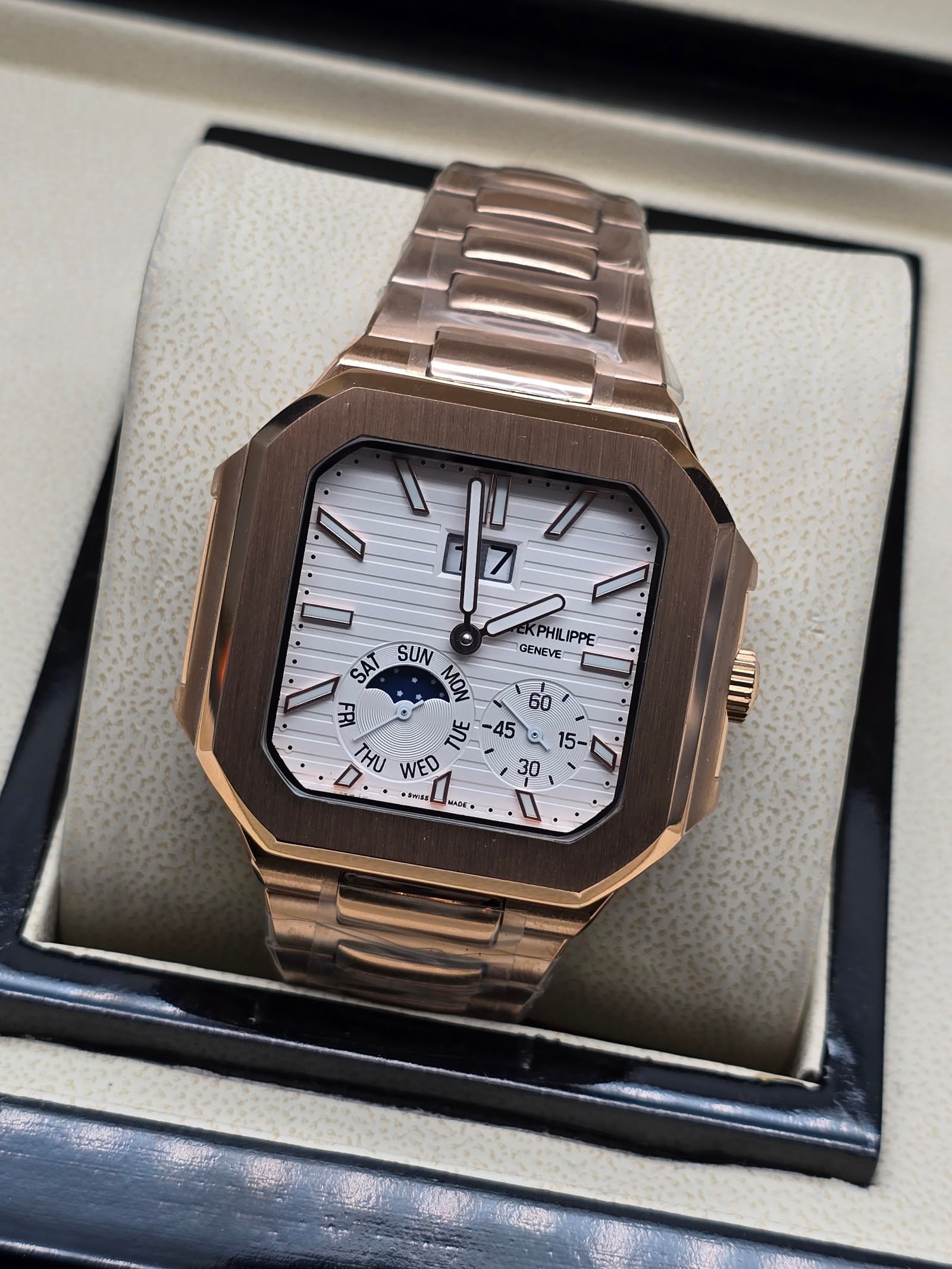Patek Philippe — caja octagonal oro rosa, esfera blanca con fases lunares y brazalete oro rosa