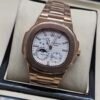 Patek Philippe — caja oro rosa, esfera blanca con calendario y fases lunares, brazalete oro rosa