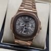 Patek Philippe — caja oro rosa, esfera gris con calendario y fases lunares, brazalete oro rosa