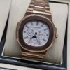 Patek Philippe — caja oro rosa, esfera blanca con fases lunares y brazalete oro rosa
