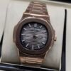 Patek Philippe — caja oro rosa, esfera gris con relieve horizontal y brazalete oro rosa