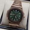 Patek Philippe — caja oro rosa, esfera verde con relieve horizontal y brazalete oro rosa
