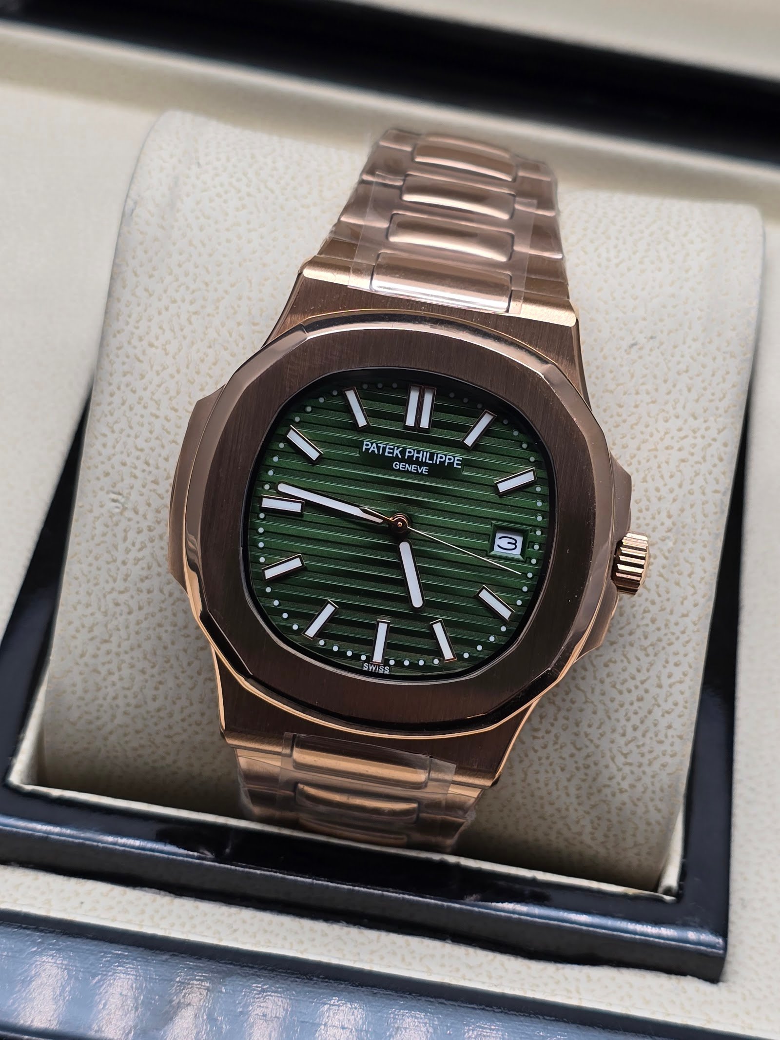 Patek Philippe — caja oro rosa, esfera verde con relieve horizontal y brazalete oro rosa