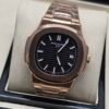 Patek Philippe — caja oro rosa, esfera negra con relieve horizontal y brazalete oro rosa