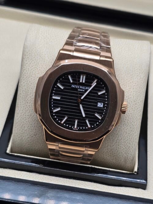Patek Philippe — caja oro rosa, esfera negra con relieve horizontal y brazalete oro rosa