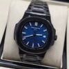 Patek Philippe — esfera azul con relieve horizontal, caja negra y brazalete negro