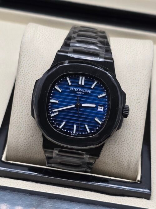 Patek Philippe — esfera azul con relieve horizontal, caja negra y brazalete negro